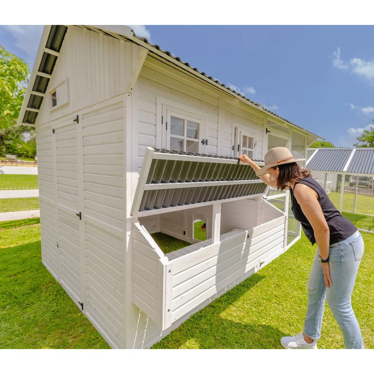 105.22 Square Feet Chicken Coop with Chicken Run For Up To 26 Chickens